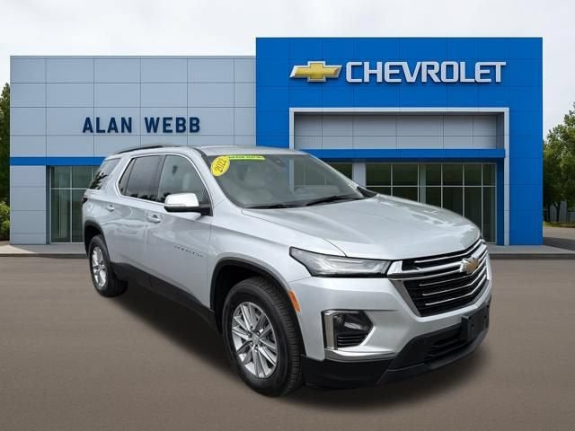 2022 Chevrolet Traverse LT Cloth in Silver Ice Metallic — front three-quarter view
