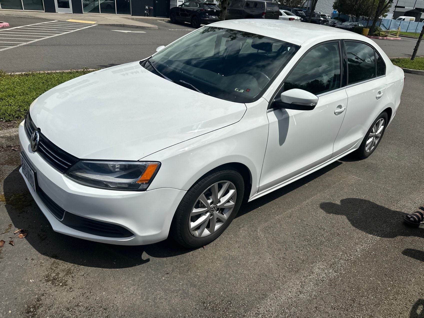 2014 Volkswagen Jetta 1.8T SE in Pure White — front three-quarter view